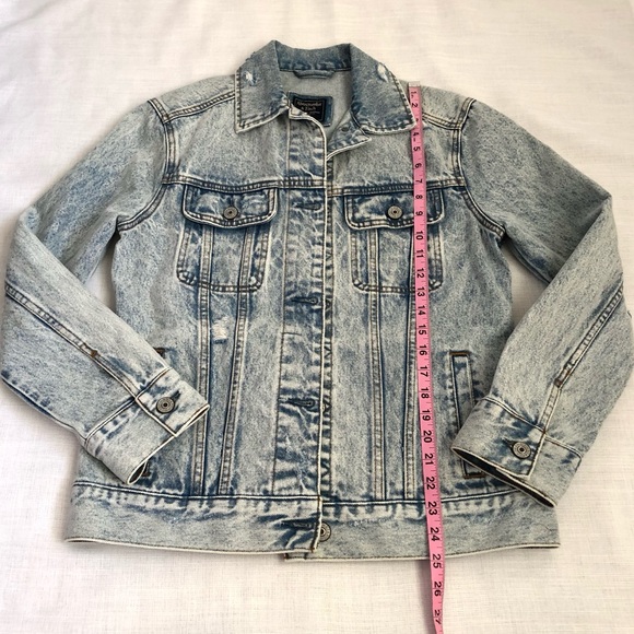 Abercrombie & Fitch Light Acid Wash Distressed Denim Jean Jacket Size Small - Picture 10 of 10